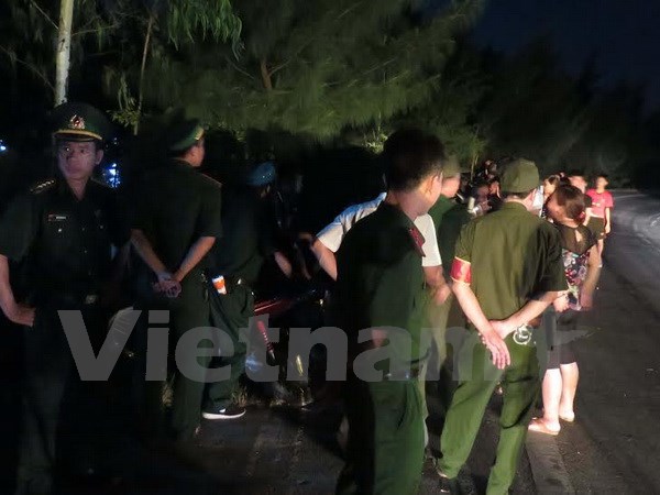 Người dân Nghệ An cùng các lực lượng chức năng tập trung tại bờ biển phường Nghi Hải, thị xã Cửa Lò chờ đón thi thể phi công Trần Quang Khải. (Ảnh : Nguyễn Văn Nhật/Vietnam+)