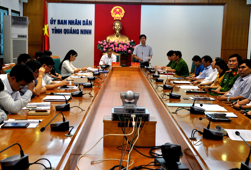 Đồng chí Lê Quang Tùng, Ủy viên Dự khuyết T.Ư Đảng, Phó Chủ tịch UBND tỉnh phát biểu tham luận tại hội nghị