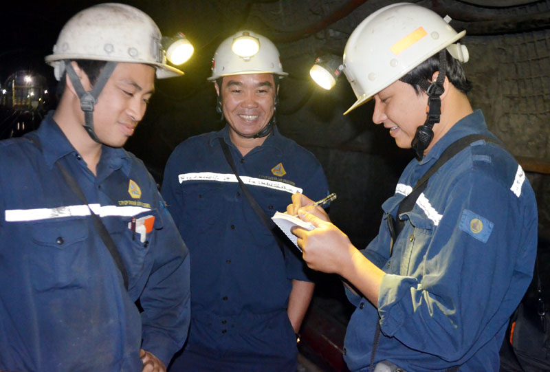 Phóng viên Dương Trường phỏng vấn một thợ mỏ dưới lò của Công ty CP Than Hà Lầm. Ảnh: Phạm Học