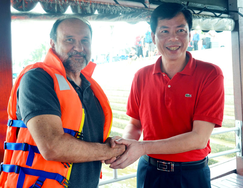 Nhà báo Dario Laruffa cám ơn sự đón tiếp hỗ trợ của tỉnh Quảng Ninh.