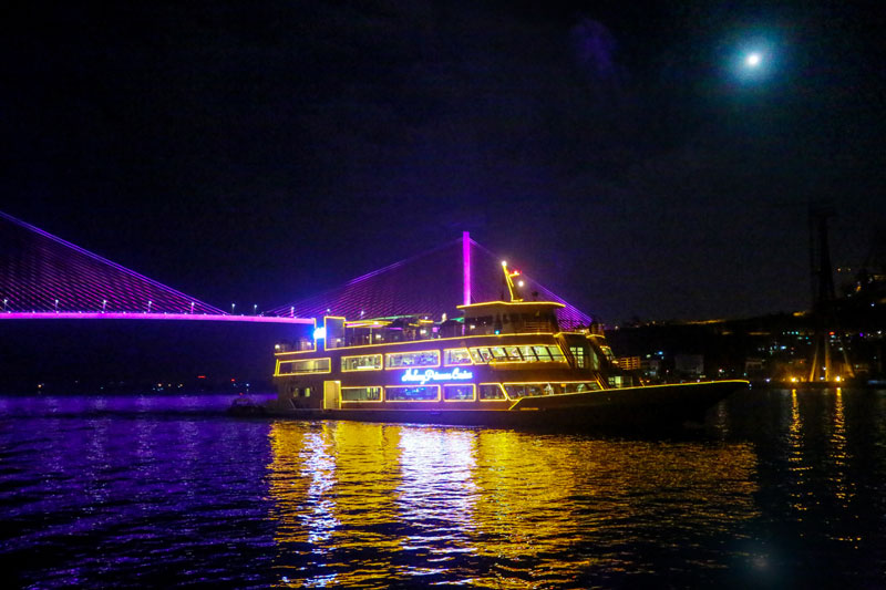Hạ Long Princess Cruise lung linh trên Vịnh Hạ Long vào buổi tối.