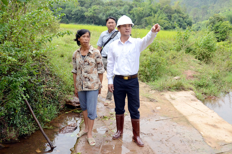Cán bộ xã Đồng Tâm (Bình Liêu) nắm tình hình dân cư tại thôn Pắc Pền. Ảnh: Nguyễn Tùng