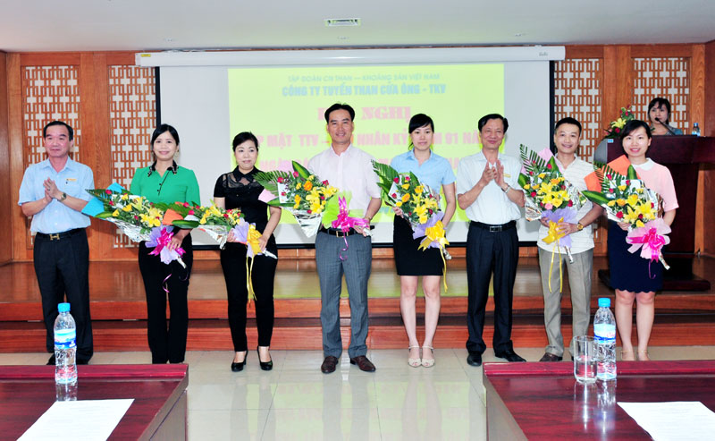 Lãnh đạo Công ty Tuyển than Cửa Ông - TKV gặp mặt, khen thưởng các TTV-CTV nhân kỷ niệm 91 năm Ngày Báo chí cách mạng Việt Nam.