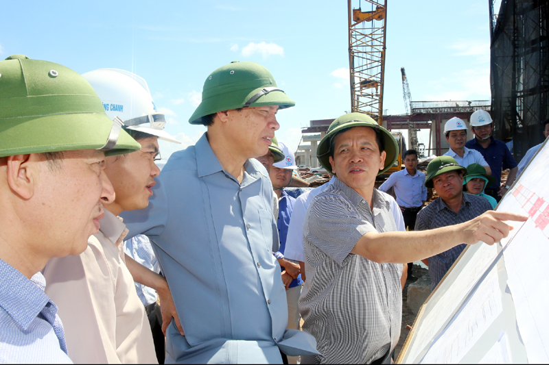 Đồng chí Nguyễn Đức Long, Phó Bí thư Tỉnh ủy, Chủ tịch UBND tỉnh kiểm tra tiến độ thực hiện cầu sông Bình Hương