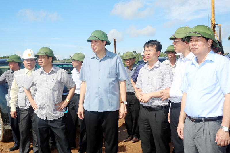 Đồng chí Nguyễn Đức Long, Phó Bí thư Tỉnh ủy, Chủ tịch UBND tỉnh kiểm tra tiến độ thực hiện cầu sông Hốt
