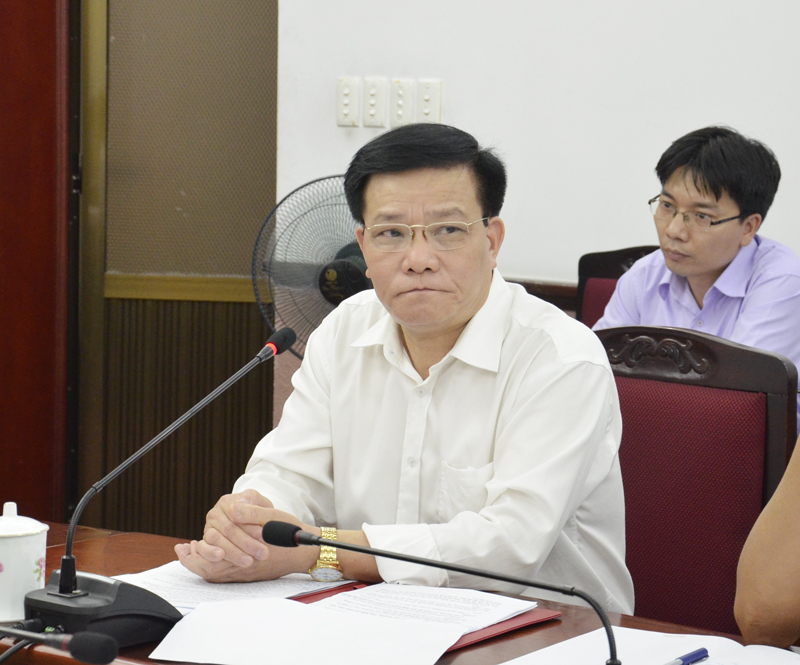 Đồng chí Nguyễn Như Hiền, Phó Chủ tịch HĐND tỉnh góp ý kiến tại cuộc họp.