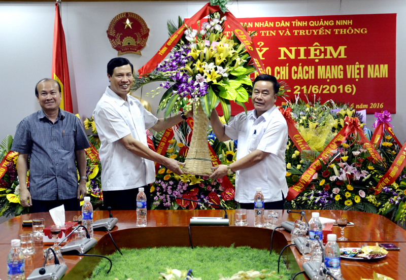 Đồng chí Nguyễn Đức Long, Phó Bí thư Tỉnh ủy, Chủ tịch UBND tỉnh tặng hoa chúc mừng Sở TT-TT.