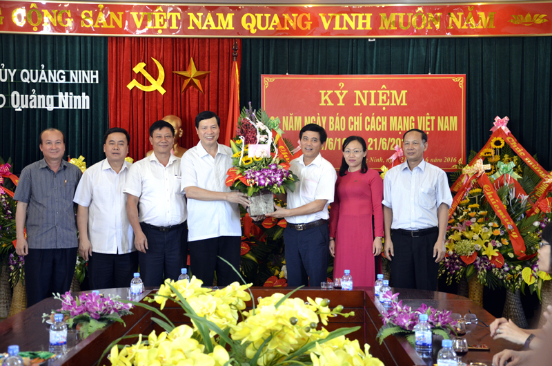Đồng chí Nguyễn Đức Long, Phó Bí thư Tỉnh ủy, Chủ tịch UBND tỉnh tặng hoa chúc mừng đội ngũ cán bộ, phóng viên, nhân viên Báo Quảng Ninh