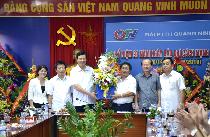 Đồng chí Nguyễn Đức Long, Phó Bí thư Tỉnh ủy, Chủ tịch UBND tỉnh tặng hoa chúc mừng Đài PT-TH Quảng Ninh.
