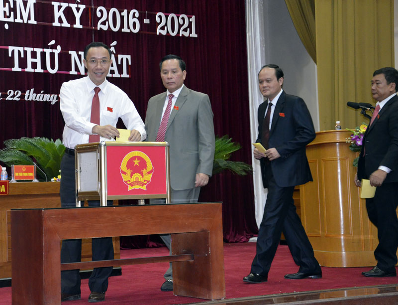 Các đại biểu tiến hành bỏ phiếu bầu Chủ tịch HĐND thành phố khóa XX 