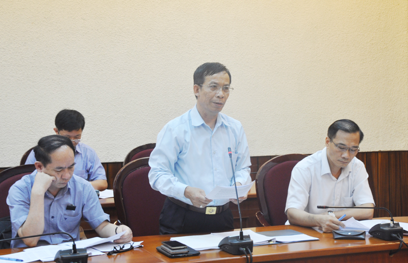 Đồng chí Đỗ Vũ Chung, Ủy viên BTV, Chủ nhiệm Ủy ban Kiểm tra Tỉnh ủy báo cáo tại buổi làm việc