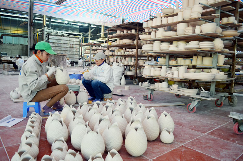 Nhờ nghiên cứu, đổi mới công nghệ, Công ty TNHH Quang Vinh đã sản xuất thành công sản phẩm gốm mỏng. (Ảnh chụp tại Phân xưởng sản xuất gốm sứ Chi nhánh Công ty TNHH Quang Vinh tại phường Mạo Khê, TX Đông Triều).