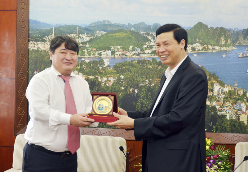 Đồng chí Chủ tịch UBND tỉnh Nguyễn Đức Long tặng quà lưu niệm cho ngài Đại sứ đặc mệnh toàn quyền Mông Cổ tại Việt Nam
