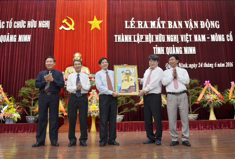 Ngài Dorj Enkhbat, Đại sứ đặc mệnh toàn quyền nước Mông Cổ tại Việt Nam tặng quà lưu niệm chúc mừng Ban vận động thành lập Hội hữu nghị Việt Nam -  Mông Cổ tỉnh Quảng Ninh