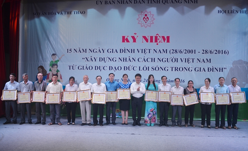 Các tập thể nhận bằng khen của UBND tỉnh vì có nhiều đóng góp trong công tác xây dựng và phát triển gia đình nhân kỷ niệm 15 năm Ngày Gia đình Việt Nam.