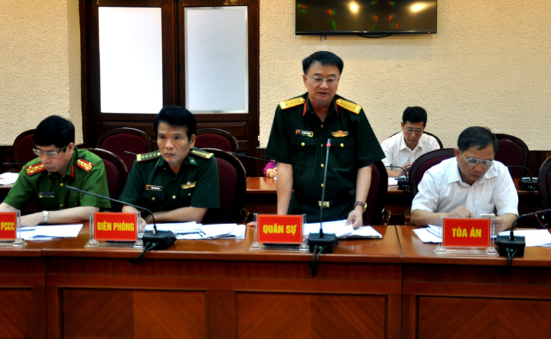 Lãnh đạo Bộ CHQS tỉnh báo cáo tình hình thực hiện nhiệm vụ của đơn vị trong 6 tháng đầu năm nay