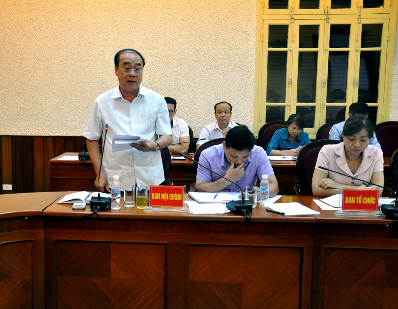 Đồng chí Nguyễn Quang Điệp, Ủy viên BTV, Trưởng Ban Nội chính Tỉnh ủy phát biểu đề xuất việc triển khai nhiệm vụ công tác nội chính 6 tháng cuối năm nay