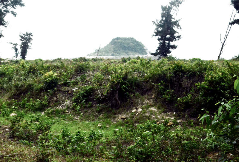 Thành cổ Ngọc Vừng nằm ở thôn Bình Ngọc nay đã bị bào mòn khá nhiều vì mưa nắng.