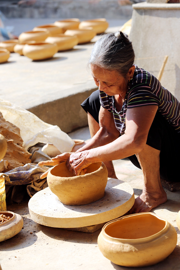 Việc tạo hình đồ gốm là do những người phụ nữ đảm nhận. Ngày xưa người Trù Sơn chủ yếu làm nồi đất là chính. Ngày nay sản phẩm đã đa dạng hơn. Nhìn các bà, các o và cả các cháu gái ngồi tạo hình gốm mới thêm hiểu câu nói vui có từ xa xưa: 