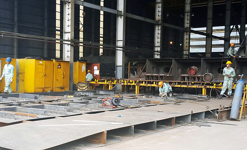 Sản xuất tại Công ty CP Công nghiệp tàu thuỷ Đông Bắc (TP Cẩm Phả), đơn vị được tỉnh hỗ trợ về mặt bằng sản xuất.