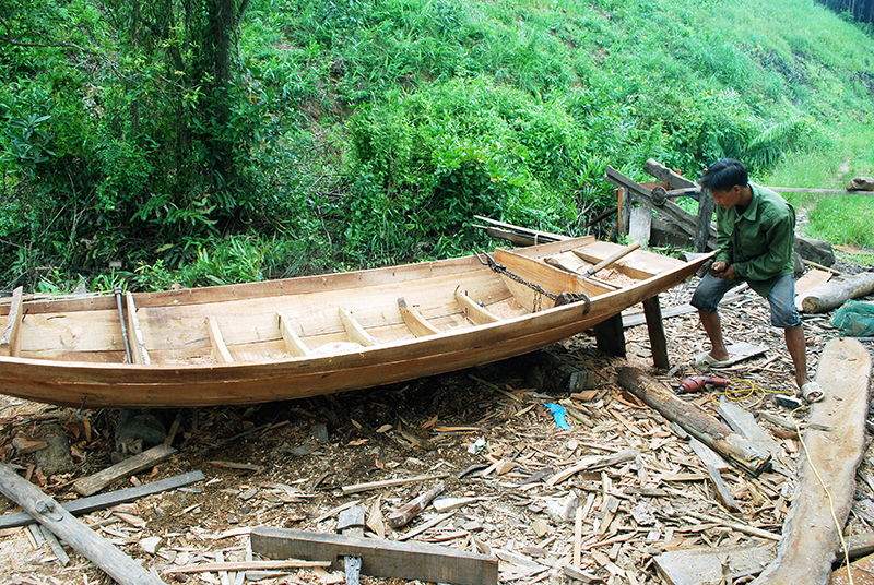 Nghề đóng thuyền ở Làng Mới hiện vẫn được duy trì, giúp người dân có phương tiện sinh sống và nâng cao thu nhập.