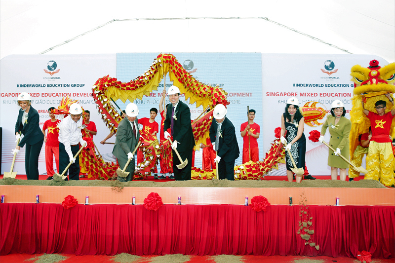 Các đồng chí lãnh đạo tỉnh và đại diện Tập đoàn Giáo dục KinderWorld động thổ khởi công xây dựng Khu phức hợp giáo dục quốc tế Singapore tại Quảng Ninh, tháng 4-2016.