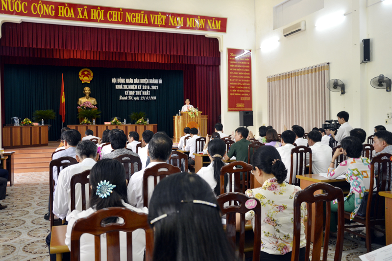 Quang cảnh kỳ họp thứ nhất HĐND huyện Hoành Bồ, khóa XIX, nhiệm kỳ 2016-2020.