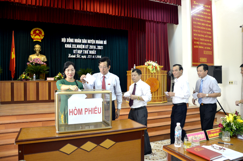 Các đại biểu bỏ phiếu kiện toàn các chức danh HĐND huyện Hoành Bồ khóa XIX, nhiệm kỳ 2016-2021
