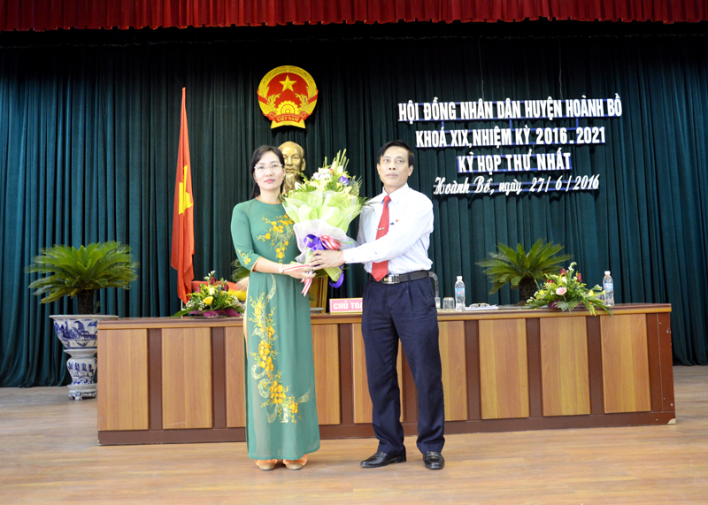 Đồng chí Nguyễn Thị Hạnh, Tỉnh ủy viên, Bí thư Huyện ủy được bầu giữ chức Chủ tịch HĐND huyện Hoành Bồ khóa XIX, nhiệm kỳ 2016-2020.