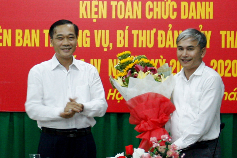 Phó Bí thư Tỉnh ủy Vũ Hồng Thanh tặng hoa chúc mừng đồng chí Nguyễn Anh Tuấn.