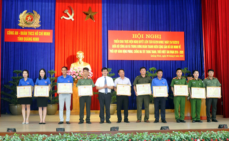 Đồng chí Lê Quang Tùng, Ủy viên dự khuyết T.Ư Đảng, Phó Chủ tịch UBND tỉnh tặng bằng khen của UBND tỉnh cho các tập thể, cá nhân.
