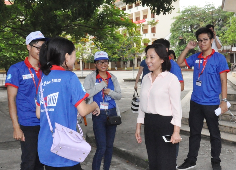 Đồng chí Vũ Thị Thu Thủy, Phó Chủ tịch UBND tỉnh trò chuyện, động viên đội sinh viên tình nguyện phục vụ tại điểm thi Trường ĐH Hạ Long