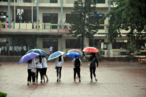 Mặc dù trời mưa rất to, nhưng các thí sinh dự thi tại điểm thi Trường THPT Trấn Phú có mặt từ rất sớm. 