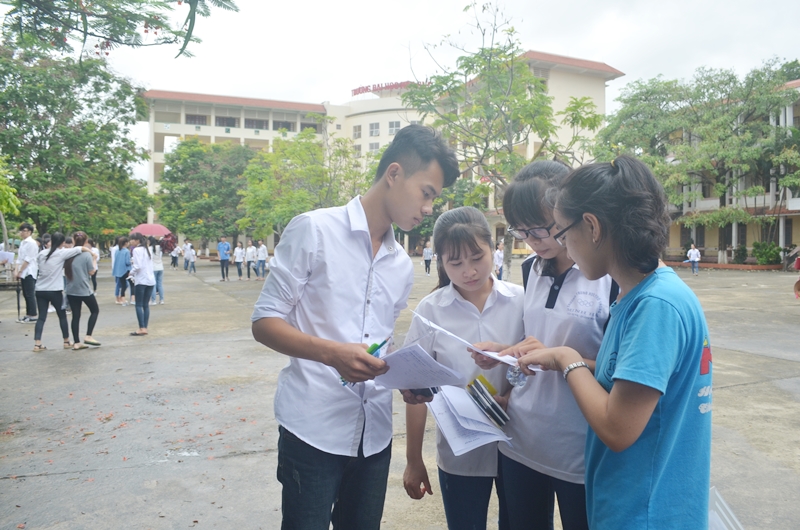 Thí sinh dự thi tại Điểm thi Đại học Hạ Long (cơ sở 1, TP Uông Bí) trao đổi bài sau khi thi.