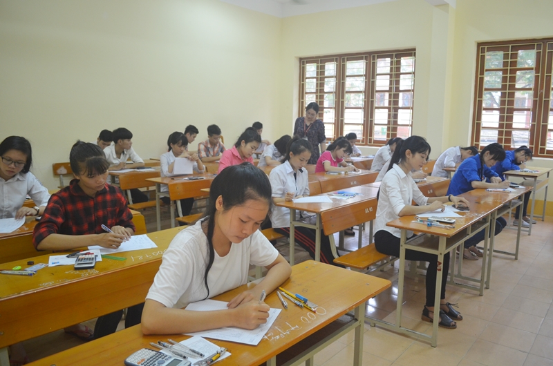 Thí sinh ghi thông tin vào giấy thi. (Ảnh chụp tại Điểm thi Đại học Hạ Long, cơ sở 1, TP Uông Bí).