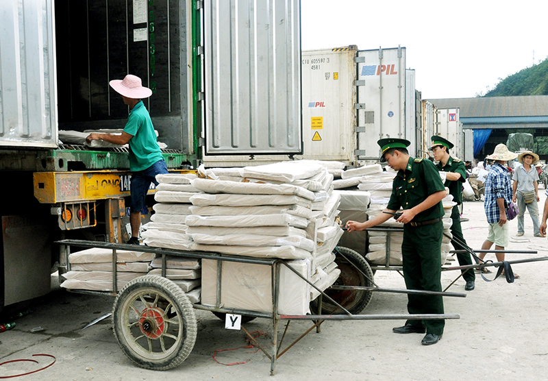 CBCS Đồn BP Cửa khẩu Bắc Phong Sinh kiểm soát hàng hóa, phương tiện qua biên giới.