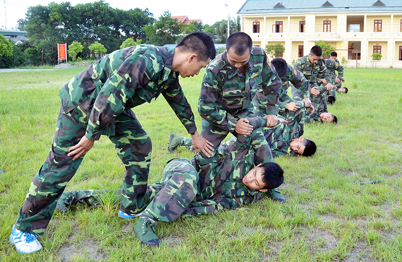 Cán bộ Tiểu đoàn Huấn luyện - Cơ động hướng dẫn các chiến sĩ mới thực hành kỹ thuật tác chiến cá nhân.