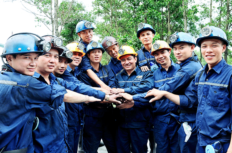 Cán bộ, công nhân Phân xưởng Khai thác 5 trước giờ vào ca. Ảnh: Mạnh Hùng (Công ty Than Mạo Khê)