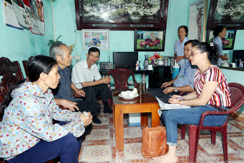 Phóng viên Báo Quảng Ninh trao đổi với cán bộ địa phương và đại diện các hộ dân khu Yên Lâm 2, phường Đức Chính (TX Đông Triều).        