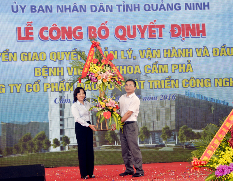 Đồng chí Vũ Thị Thu Thủy, Phó Chủ tịch UBND tỉnh trao Bằng khen của UBND tỉnh tặng hoa chúc mừng đại diện nhà đầu tư.