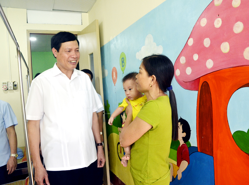 Đồng chí Nguyễn Đức Long, Phó Bí thư Tỉnh ủy, Chủ tịch UBND tỉnh thăm hỏi, động viện bệnh nhi tại Khoa nhi, BVĐK Cẩm Phả.