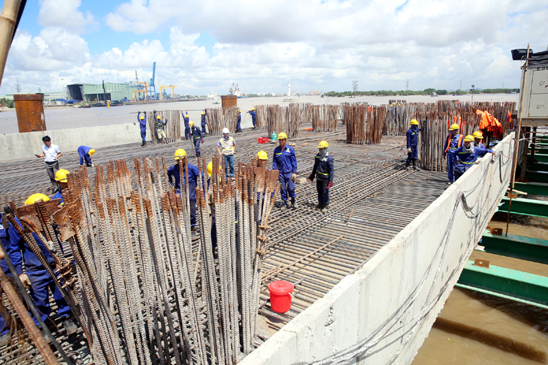 Trụ tháp được xây dựng bằng hệ thống cọc bê tông cốt thép đường kính 2m, phía ngoài sẽ được bọc bởi lớp bê tông hộp bao quanh các trụ.
