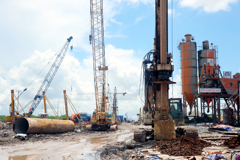 Phần cầu dẫn tại 2 bờ sông Bạch Đằng, đến nay đã thi công xong 369/570 cọc khoan nhồi.