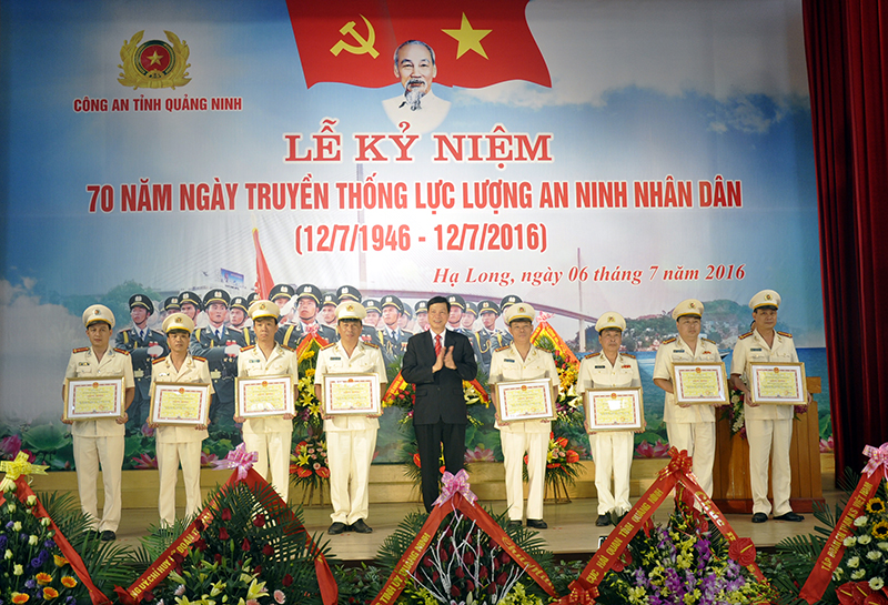  Đồng chí Nguyễn Đức Long, Chủ tịch UBND tỉnh tặng bằng khen của UBND tỉnh cho các tập thể cá nhân.    