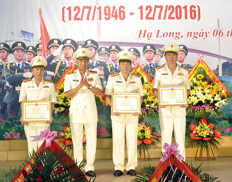 Trung tướng Nguyễn Kim Quy, Phó Tổng cục trưởng Tổng cục An ninh (Bộ Công an) tặng bằng khen của Bộ Công an cho các tập thể, cá nhân.
