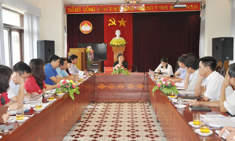 Đồng chí Đỗ Thị Hoàng, Phó Bí thư Thường trực Tỉnh ủy trao đổi với cán bộ, nhân viên cơ quan Ủy ban MTTQ tỉnh
