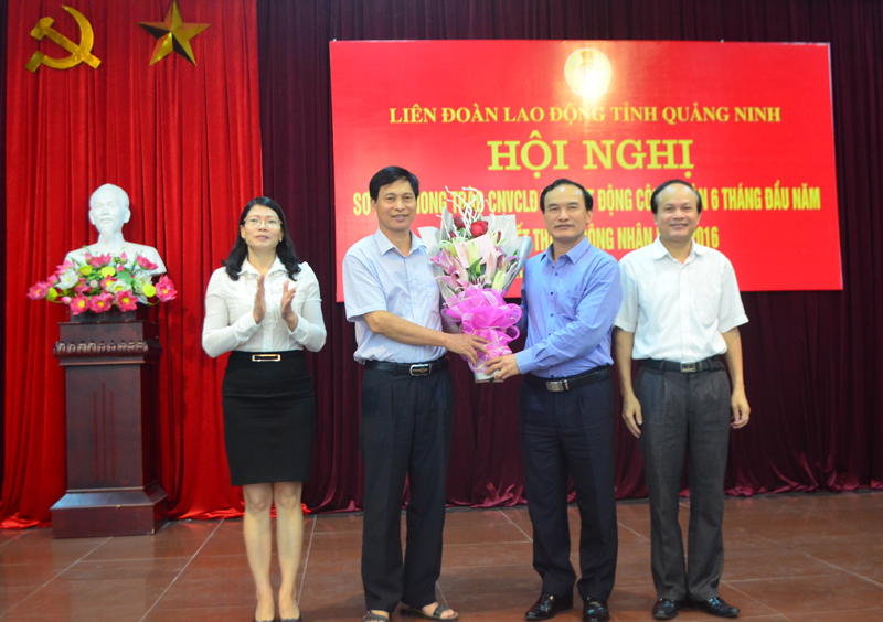 Các đồng chí lãnh đạo LĐLĐ tỉnh tặng hoa chia tay đồng chí Nguyễn Văn Hòa, Phó Chủ tịch Thường trực LĐLĐ tỉnh về nghỉ hưu theo chế độ.