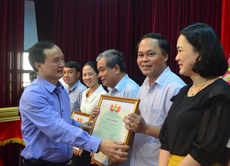 Đồng chí Trần Danh Chức, Chủ tịch LĐLĐ tỉnh tặng bằng khen cho các tập thể xuất sắc trong Tháng Công nhân.