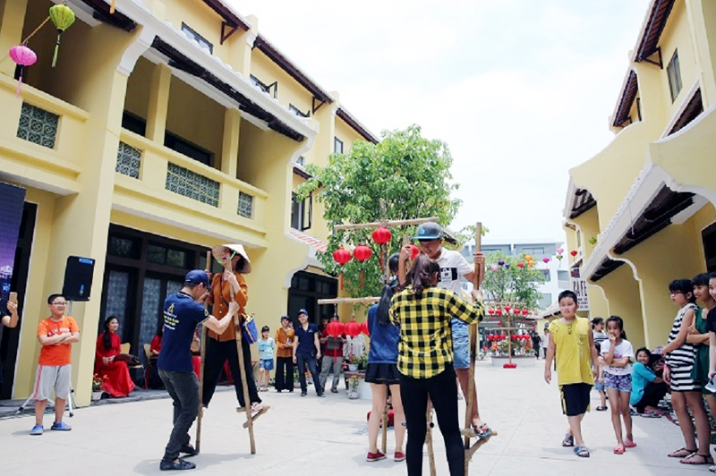Khu Little VietNam (phường Hùng Thắng) mô phỏng những nét đẹp của Hà Nội 36 phố phường và đô thị cổ Hội An Little VietNam. Nơi đây còn hấp dẫn du khách bởi các trò chơi dân gian, các món ăn truyền thống...