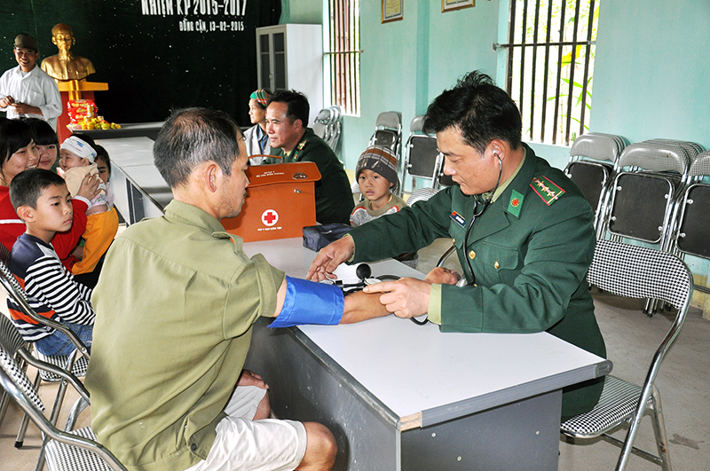 Cán bộ quân y của Đồn BP cửa khẩu Hoành Mô (Bình Liêu) tổ chức khám, chữa bệnh, cấp phát thuốc miễn phí cho bà con dân tộc trên địa bàn.